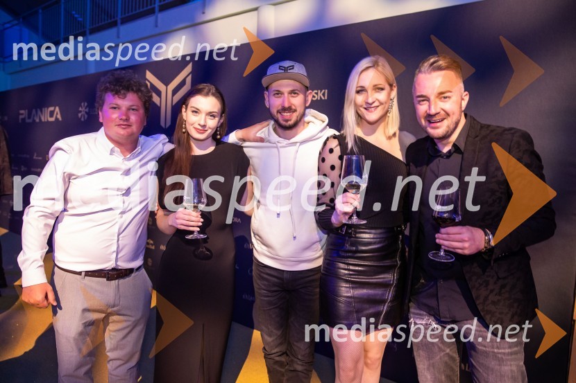  Žan Kavčič, SZS;  Kiara Haas;  ... ;  Kaja Humski, pevka;  Dejan Krajnc, glasbenik, Dejan DogajaZlata preproga ob zaključku kariere Petra Prevca