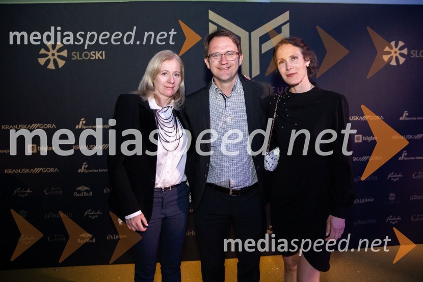  Polona Bertoncelj, novinarka RTV Slovenija;  ... ;  Sara Benkovič, novinarkaZlata preproga ob zaključku kariere Petra Prevca