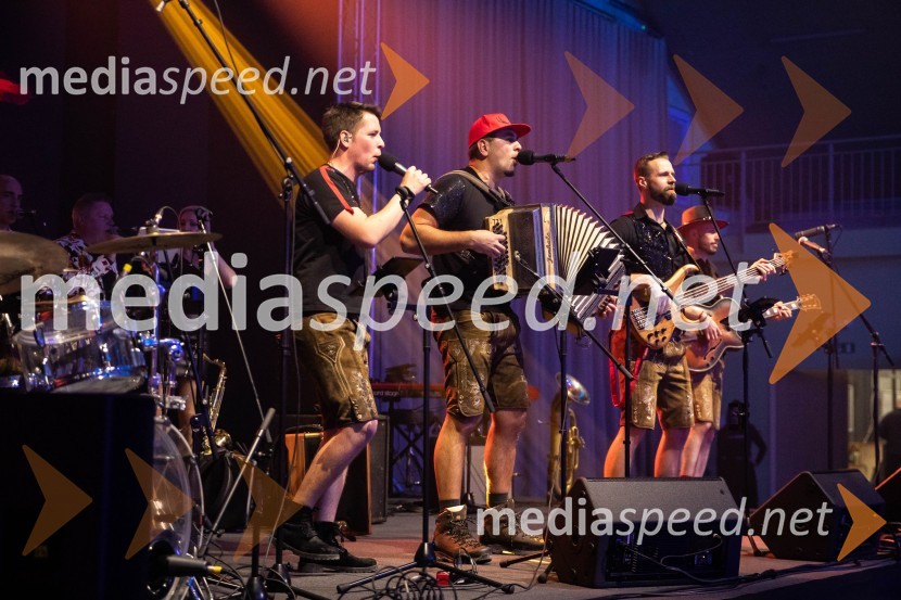  Domen Kovač, skupina Fehtarji;  Blaž Jenkole, skupina Fehtarji;  Samo Kališnik, skupina FehtarjiZlata preproga ob zaključku kariere Petra Prevca