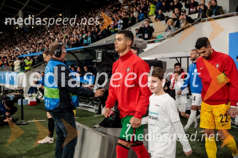  Cristiano Ronaldo, nogometašSlovenija premagala Portugalsko z 2:0