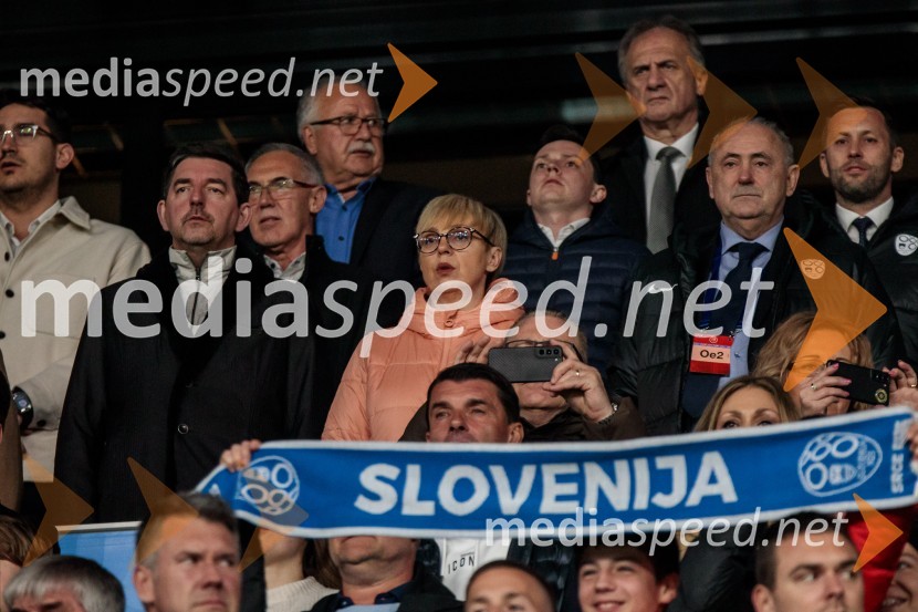 dr. Aleš Musar, lastnik Ruske dače; dr. Nataša Pirc Musar, predsednica Republike Slovenije;  Radenko Mijatović, predsednik Nogometne zveze SlovenijeSlovenija premagala Portugalsko z 2:0