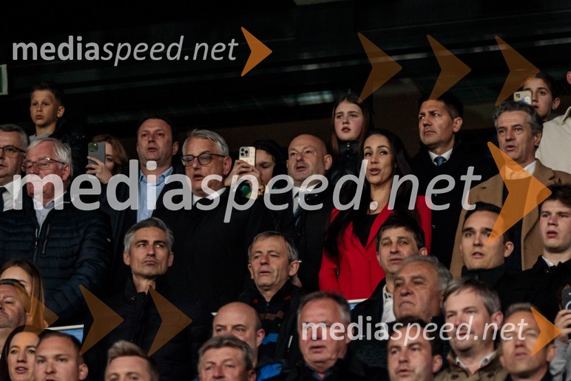  Matjaž Han, minister za gospodarstvo, turizem in šport;  Tina Gaber, fotomodel; dr. Robert Golob, predsednik vlade RSSlovenija premagala Portugalsko z 2:0