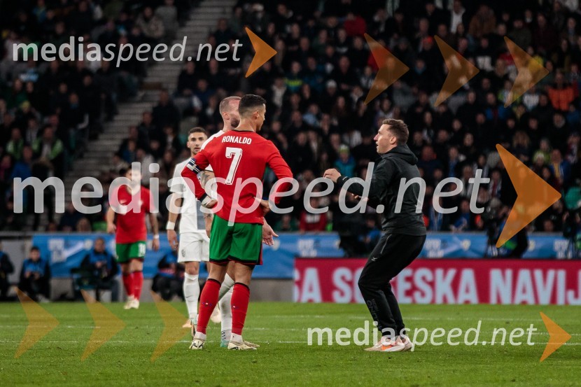  Cristiano Ronaldo, nogometaš;  Janez Kozelj, ukraden poljub Ronalda #legendaSlovenija premagala Portugalsko z 2:0