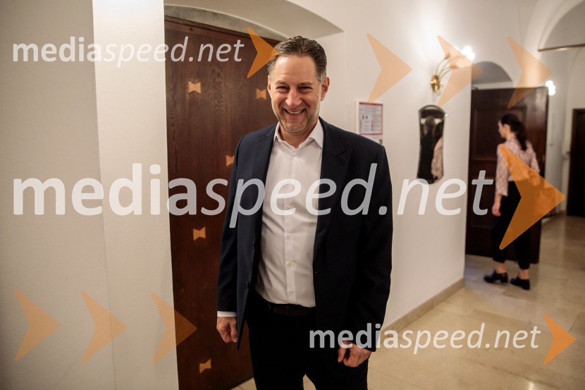  John Denhof, predsednik uprave NKBMNovinarska konferenca 72. Ljubljana Festivala