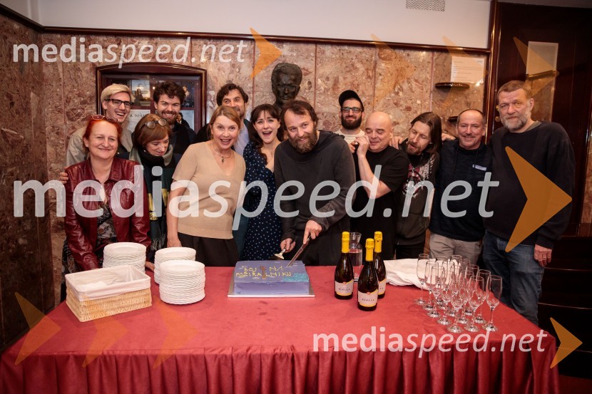  Marinka Poštrak, dramaturginja, Prešernovo gledališče Kranj;  Tilen Oblak, asistent dramaturginje;  Maja Cerar, lektorica;  Jure Žavbi, igralec;  Darja Reichman, igralka;  Branko Jordan, igralec;  Živa Selan, igralka;  Gregor Luštek, igralec, koreograf;  ... ;  Branko  Rožman, avtor glasbe in korepetitor;  ... ;  Ciril Roblek, inspicient PGK;  Jernej Lorenci, gledališki režiser54. Teden slovenske drame, otvoritev