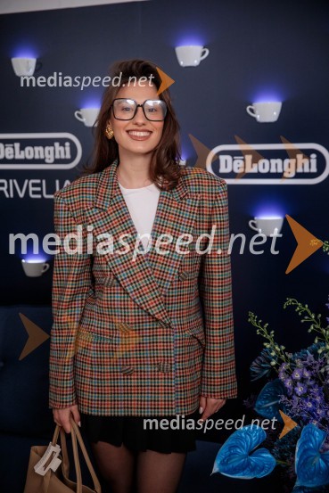  Rebecca Gliha, spletna vplivnicaDe'Longhi kavni aparat Rivelia očaral trg s trojno oblikovalsko nagrado IF Design