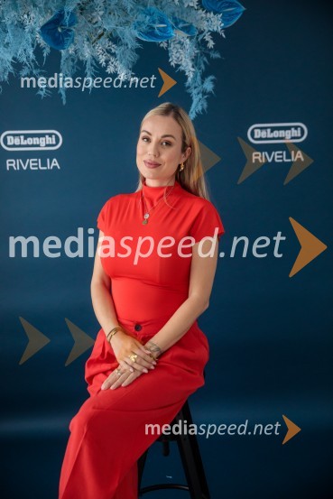  Katarina Benček, social media influencerka, avtorica knjigeDe'Longhi kavni aparat Rivelia očaral trg s trojno oblikovalsko nagrado IF Design