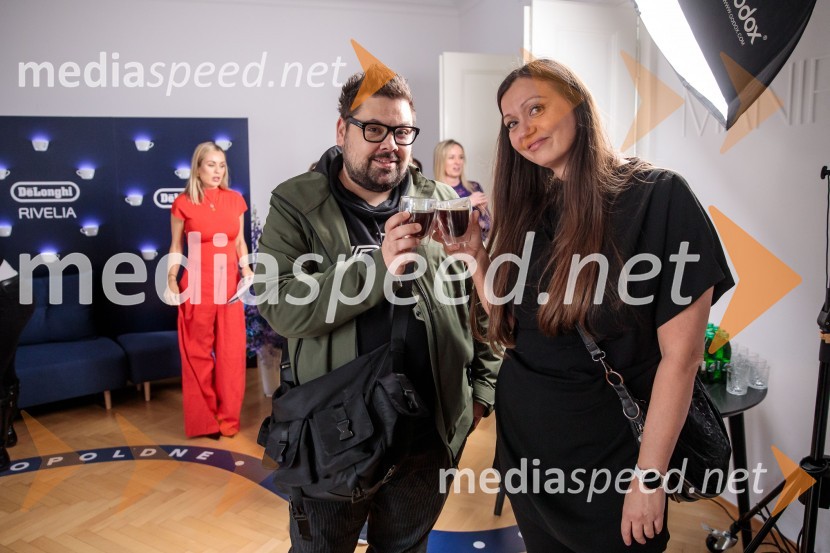  Nejc Simšič, novinar;  ... De'Longhi kavni aparat Rivelia očaral trg s trojno oblikovalsko nagrado IF Design