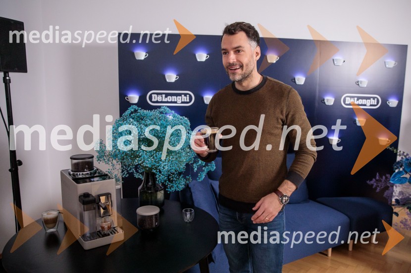  David Urankar, televizijski voditelj, manekenDe'Longhi kavni aparat Rivelia očaral trg s trojno oblikovalsko nagrado IF Design