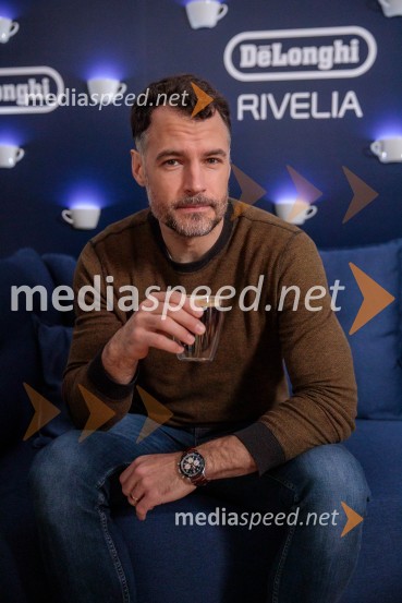  David Urankar, televizijski voditelj, manekenDe'Longhi kavni aparat Rivelia očaral trg s trojno oblikovalsko nagrado IF Design