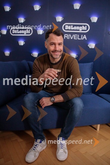  David Urankar, televizijski voditelj, manekenDe'Longhi kavni aparat Rivelia očaral trg s trojno oblikovalsko nagrado IF Design