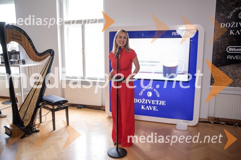  Katarina Benček, social media influencerka, avtorica knjigeDe'Longhi kavni aparat Rivelia očaral trg s trojno oblikovalsko nagrado IF Design