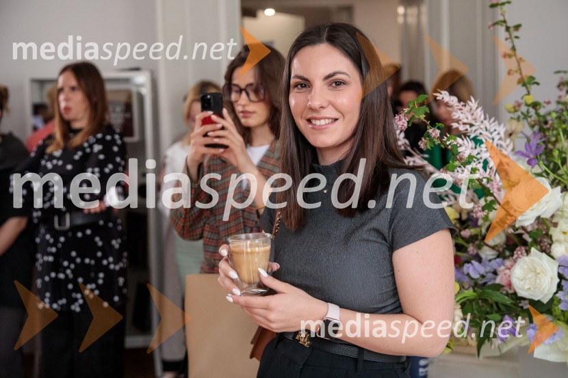  Živa AvžnerDe'Longhi kavni aparat Rivelia očaral trg s trojno oblikovalsko nagrado IF Design