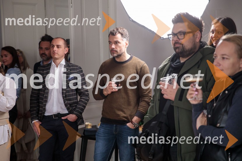  ... ;  David Urankar, televizijski voditelj, maneken;  Nejc Simšič, novinarDe'Longhi kavni aparat Rivelia očaral trg s trojno oblikovalsko nagrado IF Design