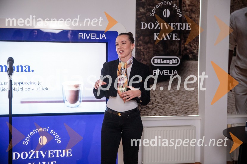  Tea Kozulić, junior marketing specialistka, De'Longhi HrvaškaDe'Longhi kavni aparat Rivelia očaral trg s trojno oblikovalsko nagrado IF Design
