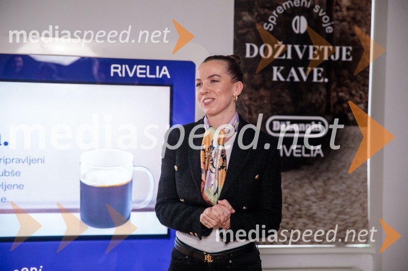  Tea Kozulić, junior marketing specialistka, De'Longhi HrvaškaDe'Longhi kavni aparat Rivelia očaral trg s trojno oblikovalsko nagrado IF Design