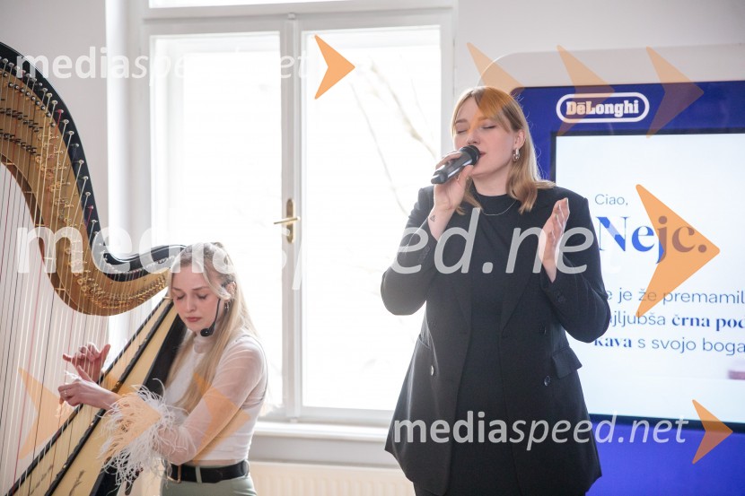  Julija Veleski Kores, De Liri;  Zala Kores, De LiriDe'Longhi kavni aparat Rivelia očaral trg s trojno oblikovalsko nagrado IF Design