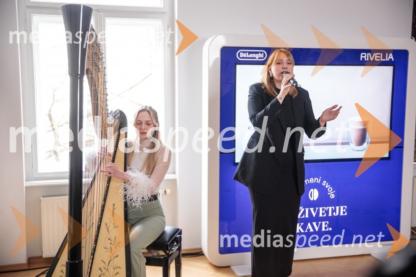  Julija Veleski Kores, De Liri;  Zala Kores, De LiriDe'Longhi kavni aparat Rivelia očaral trg s trojno oblikovalsko nagrado IF Design