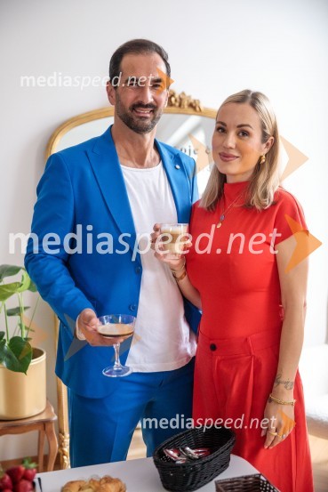  Marko  Pavlović, podjetnik;  Katarina Benček, social media influencerka, avtorica knjigeDe'Longhi kavni aparat Rivelia očaral trg s trojno oblikovalsko nagrado IF Design