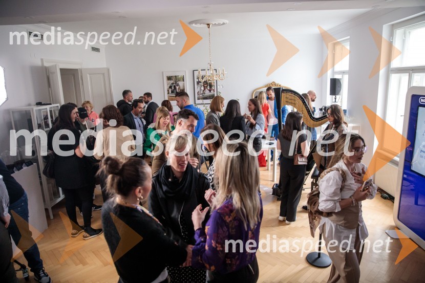 De'Longhi kavni aparat Rivelia očaral trg s trojno oblikovalsko nagrado IF Design