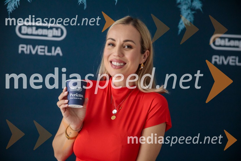  Katarina Benček, social media influencerka, avtorica knjigeDe'Longhi kavni aparat Rivelia očaral trg s trojno oblikovalsko nagrado IF Design