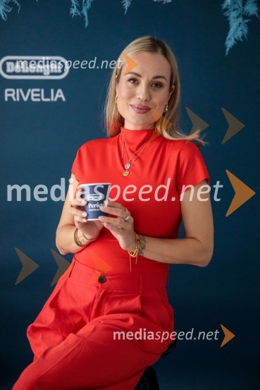  Katarina Benček, social media influencerka, avtorica knjigeDe'Longhi kavni aparat Rivelia očaral trg s trojno oblikovalsko nagrado IF Design