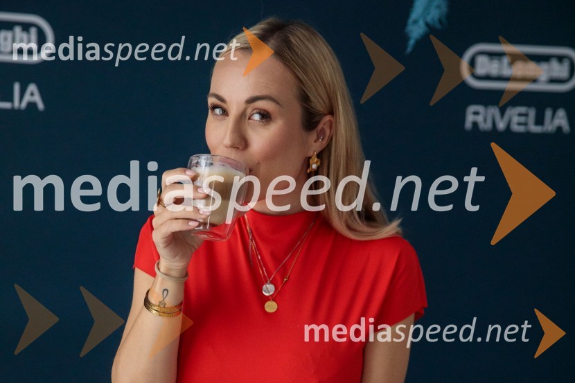  Katarina Benček, social media influencerka, avtorica knjigeDe'Longhi kavni aparat Rivelia očaral trg s trojno oblikovalsko nagrado IF Design