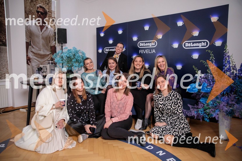  ... ;  ... ;  ... ;  ... ;  Tea Kozulić, junior marketing specialistka, De'Longhi Hrvaška;  ... ;  ... ;  ... ;  Nataša Bagić, vodja marketinga, De'Longhi HrvaškaDe'Longhi kavni aparat Rivelia očaral trg s trojno oblikovalsko nagrado IF Design