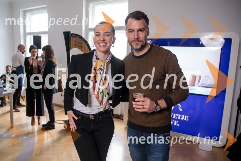  Tea Kozulić, junior marketing specialistka, De'Longhi Hrvaška;  David Urankar, televizijski voditelj, manekenDe'Longhi kavni aparat Rivelia očaral trg s trojno oblikovalsko nagrado IF Design