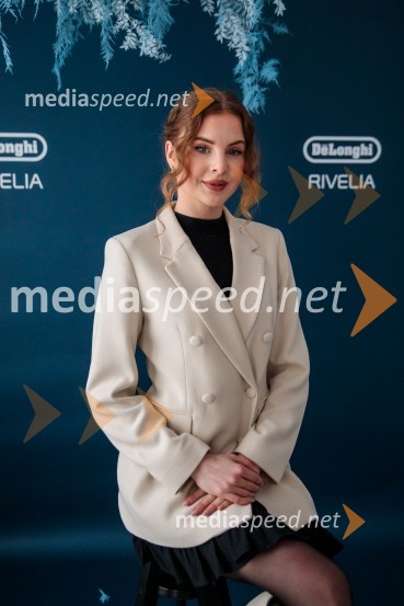  Nika Kar, influencerka in manekenkaDe'Longhi kavni aparat Rivelia očaral trg s trojno oblikovalsko nagrado IF Design