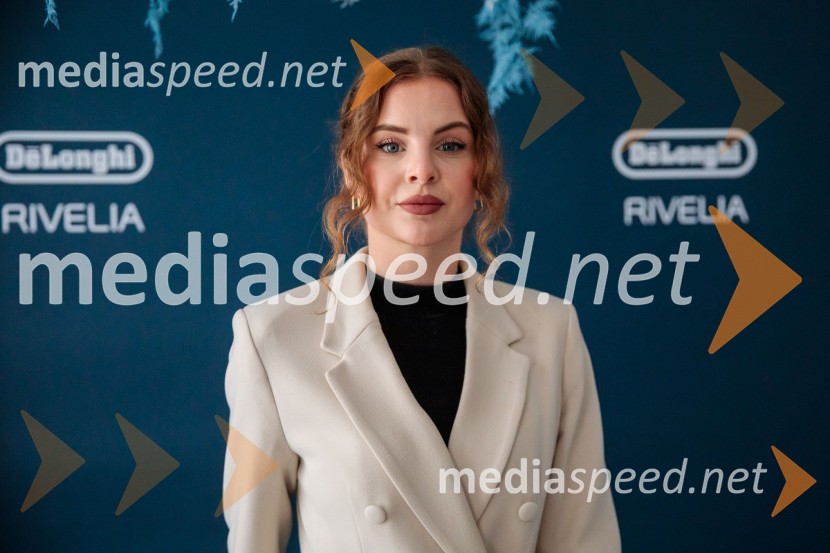  Nika Kar, influencerka in manekenkaDe'Longhi kavni aparat Rivelia očaral trg s trojno oblikovalsko nagrado IF Design