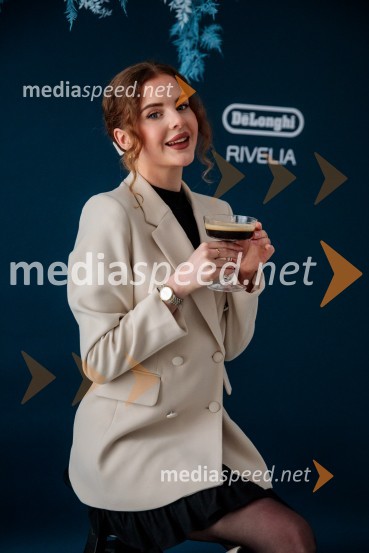  Nika Kar, influencerka in manekenkaDe'Longhi kavni aparat Rivelia očaral trg s trojno oblikovalsko nagrado IF Design