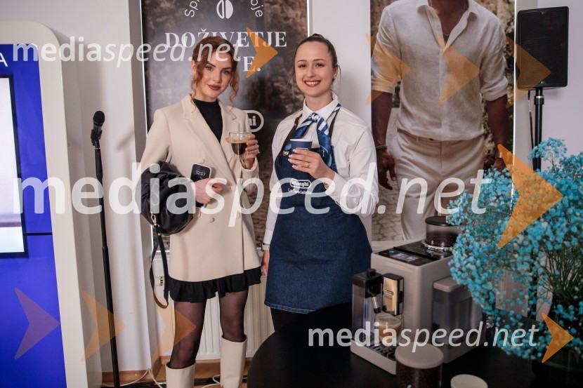  Nika Kar, influencerka in manekenka;  ... De'Longhi kavni aparat Rivelia očaral trg s trojno oblikovalsko nagrado IF Design