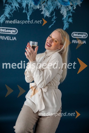  Nika Ambrožič Urbas, modna kreatorka in ustanoviteljica modne znamke Marija ModernaDe'Longhi kavni aparat Rivelia očaral trg s trojno oblikovalsko nagrado IF Design