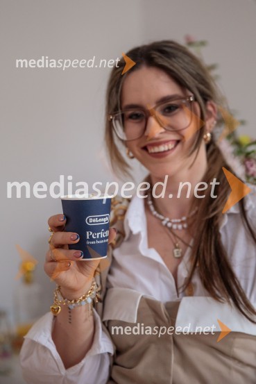  Zala Iskra StrnadDe'Longhi kavni aparat Rivelia očaral trg s trojno oblikovalsko nagrado IF Design