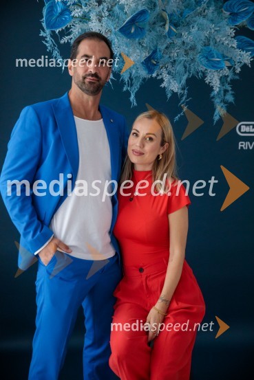  Marko  Pavlović, podjetnik;  Katarina Benček, social media influencerka, avtorica knjigeDe'Longhi kavni aparat Rivelia očaral trg s trojno oblikovalsko nagrado IF Design