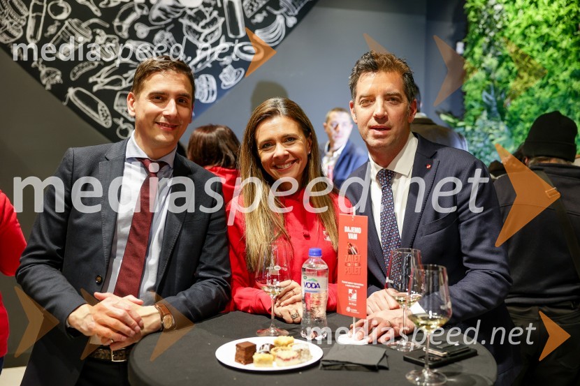  Tomislav Kramarić,  predsednik uprave, Mercator d.o.o.;  Viktorija Radojević Mavrič, direktorica marketinga in razvoja Mercator d.d.;  ... Sprejem skakalk in skakalcev v Mercator centru Kranj