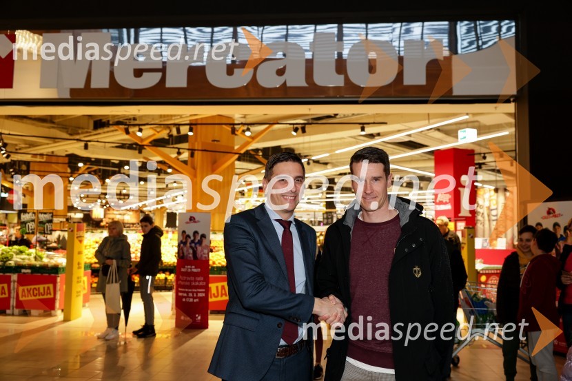 Tomislav Kramarić,  predsednik uprave, Mercator d.o.o.;  Janez Černe, podžupan Mestne občine KranjSprejem skakalk in skakalcev v Mercator centru Kranj