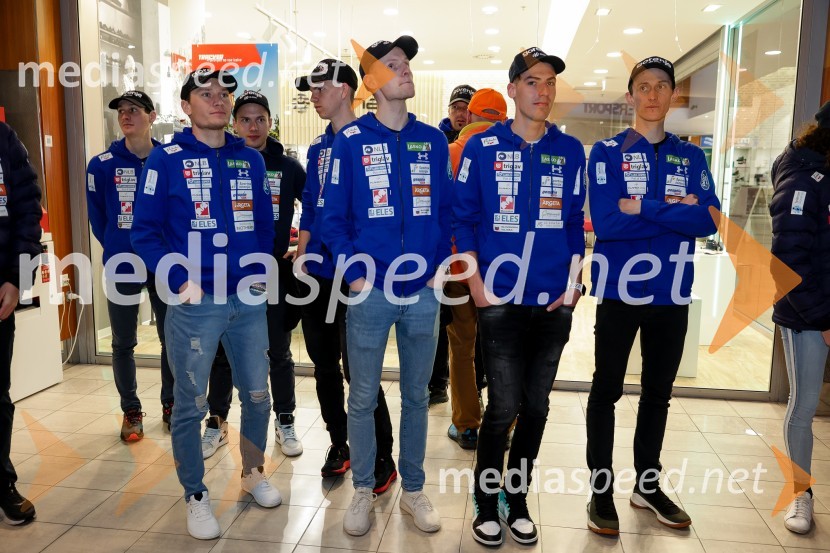  Anže Lanišek, smučarski skakalec;  Lovro Kos, smučarski skakalec;  Timi Zajc, smučarski skakalec;  Peter  Prevc, smučarski skakalecSprejem skakalk in skakalcev v Mercator centru Kranj