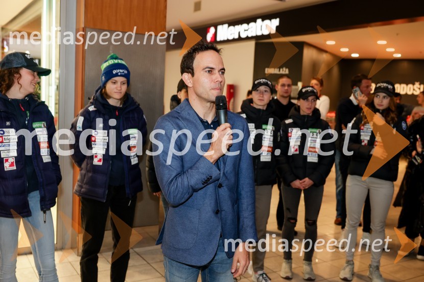  Jernej Damjan, nekdanji smučarski skakalecSprejem skakalk in skakalcev v Mercator centru Kranj