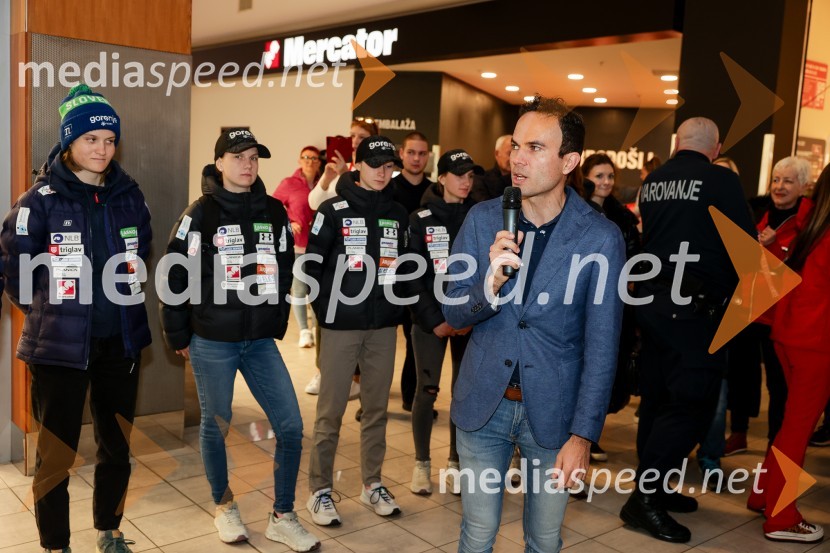  Jernej Damjan, nekdanji smučarski skakalecSprejem skakalk in skakalcev v Mercator centru Kranj