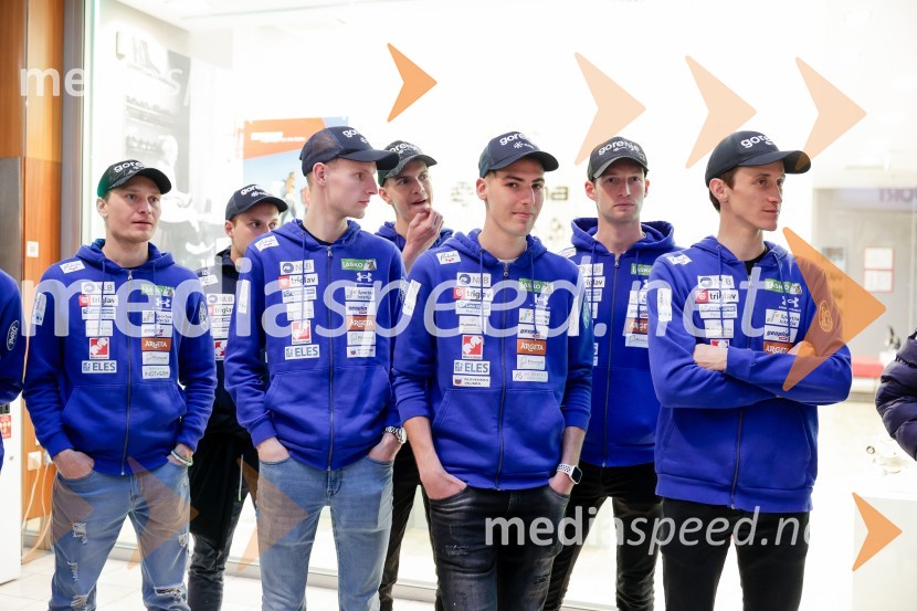  Anže Lanišek, smučarski skakalec;  Lovro Kos, smučarski skakalec;  Žak Mogel, smučarski skakalec;  Timi Zajc, smučarski skakalec;  Žiga  Jelar, smučarski skakalec;  Peter  Prevc, smučarski skakalecSprejem skakalk in skakalcev v Mercator centru Kranj
