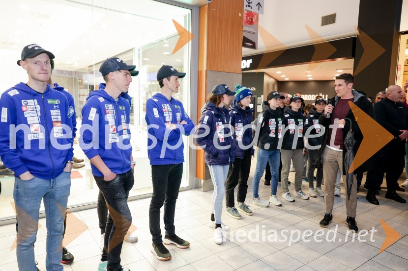  Lovro Kos, smučarski skakalec;  Timi Zajc, smučarski skakalec;  Peter  Prevc, smučarski skakalec;  Silva Verbič, nordijska kombinatorka;  Janez Černe, podžupan Mestne občine KranjSprejem skakalk in skakalcev v Mercator centru Kranj