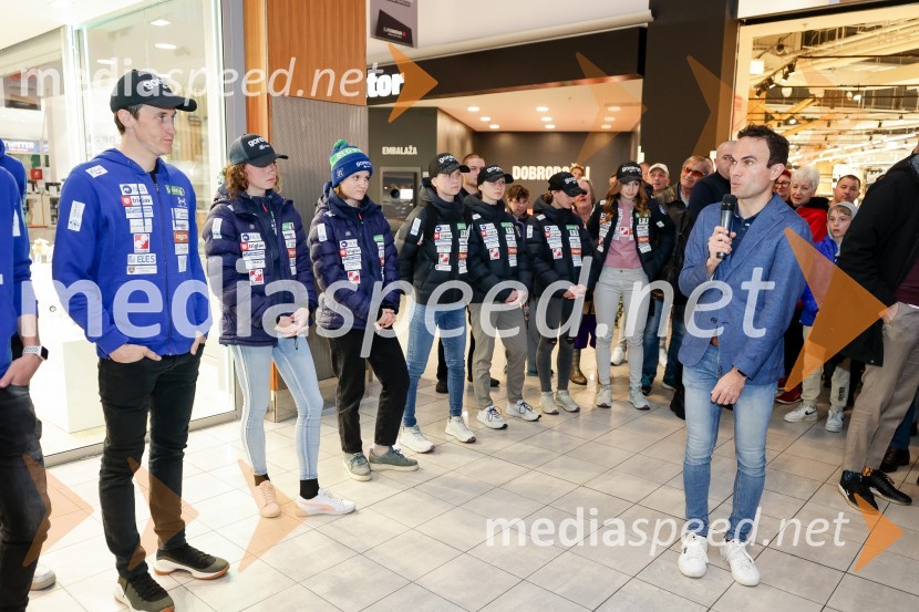  Jernej Damjan, nekdanji smučarski skakalecSprejem skakalk in skakalcev v Mercator centru Kranj