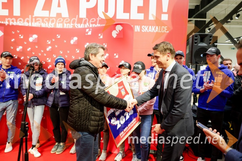  Borut Meh, predsednik smučarskih skokov in nordijske kombinacije;  Tomislav Kramarić,  predsednik uprave, Mercator d.o.o.Sprejem skakalk in skakalcev v Mercator centru Kranj