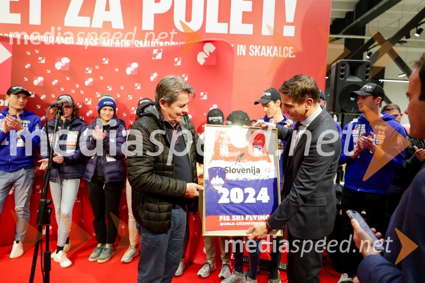  Borut Meh, predsednik smučarskih skokov in nordijske kombinacije;  Tomislav Kramarić,  predsednik uprave, Mercator d.o.o.Sprejem skakalk in skakalcev v Mercator centru Kranj