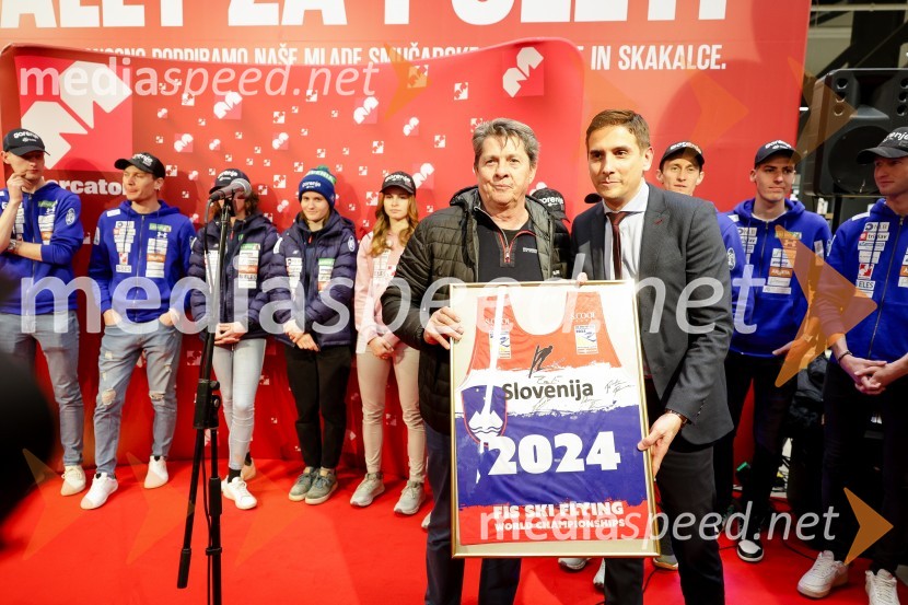  Borut Meh, predsednik smučarskih skokov in nordijske kombinacije;  Tomislav Kramarić,  predsednik uprave, Mercator d.o.o.Sprejem skakalk in skakalcev v Mercator centru Kranj