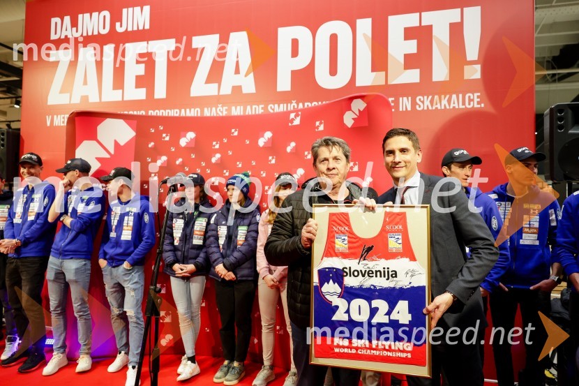  Borut Meh, predsednik smučarskih skokov in nordijske kombinacije;  Tomislav Kramarić,  predsednik uprave, Mercator d.o.o.Sprejem skakalk in skakalcev v Mercator centru Kranj