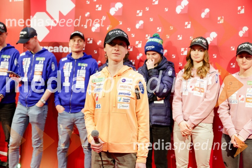  Nika  Prevc, smučarska skakalkaSprejem skakalk in skakalcev v Mercator centru Kranj