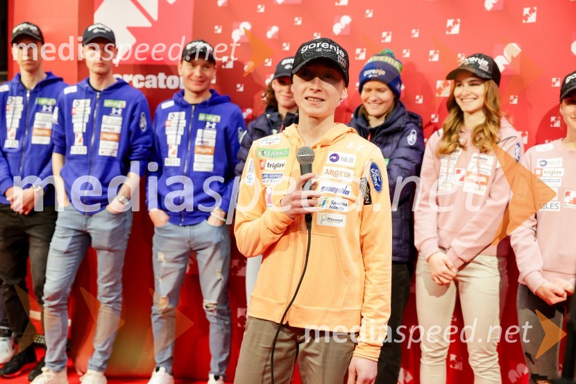  Nika  Prevc, smučarska skakalkaSprejem skakalk in skakalcev v Mercator centru Kranj